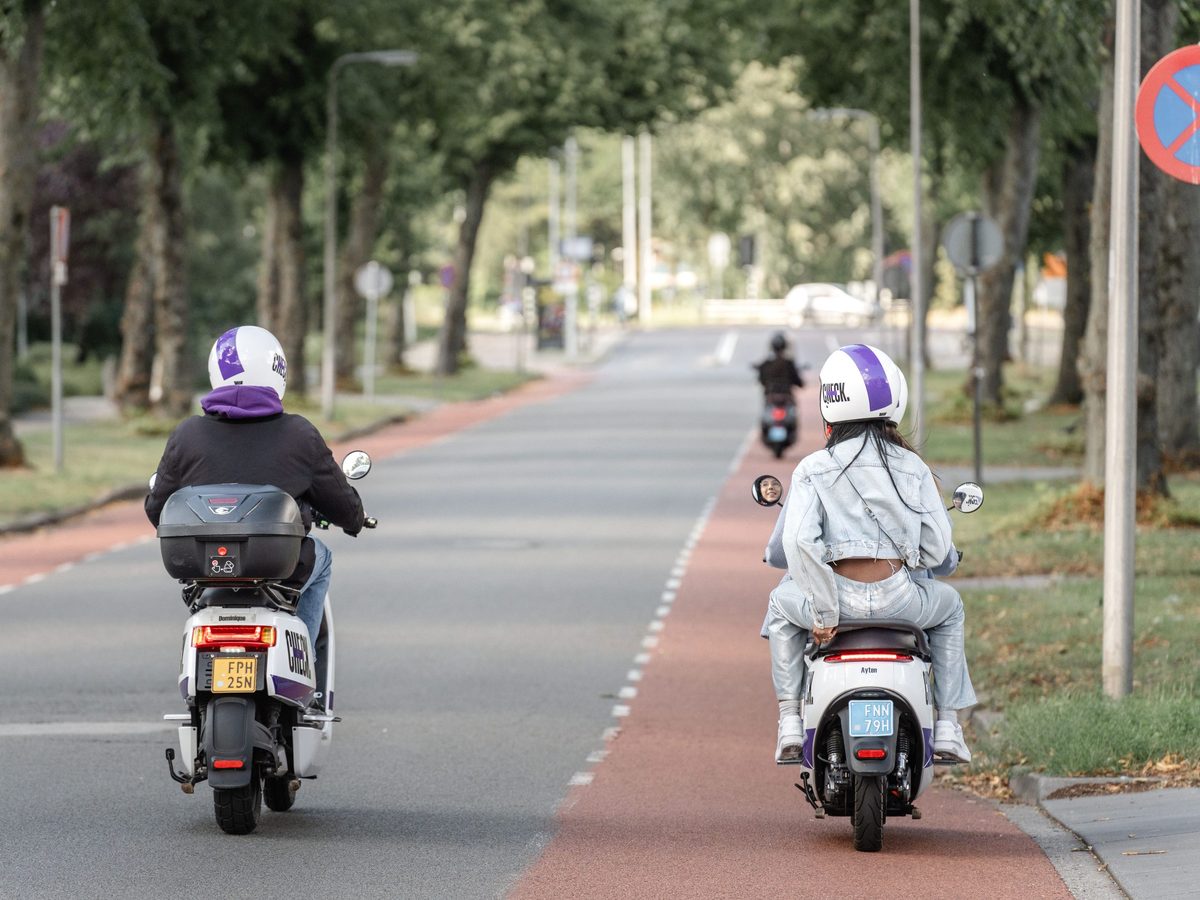 Twee Check-deelscooters onderweg in de stad