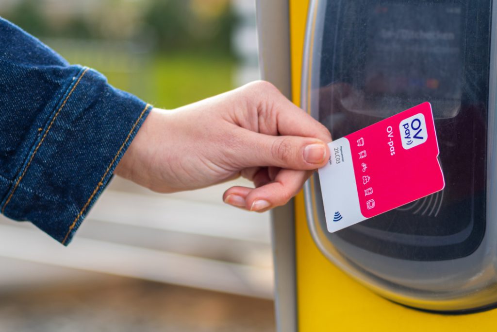 Inchecken met OVpay op een geel OV-betaalpaaltje