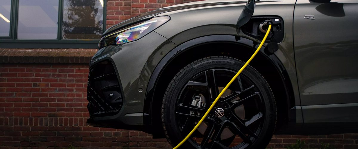 Elektrische poolauto die wordt opgeladen