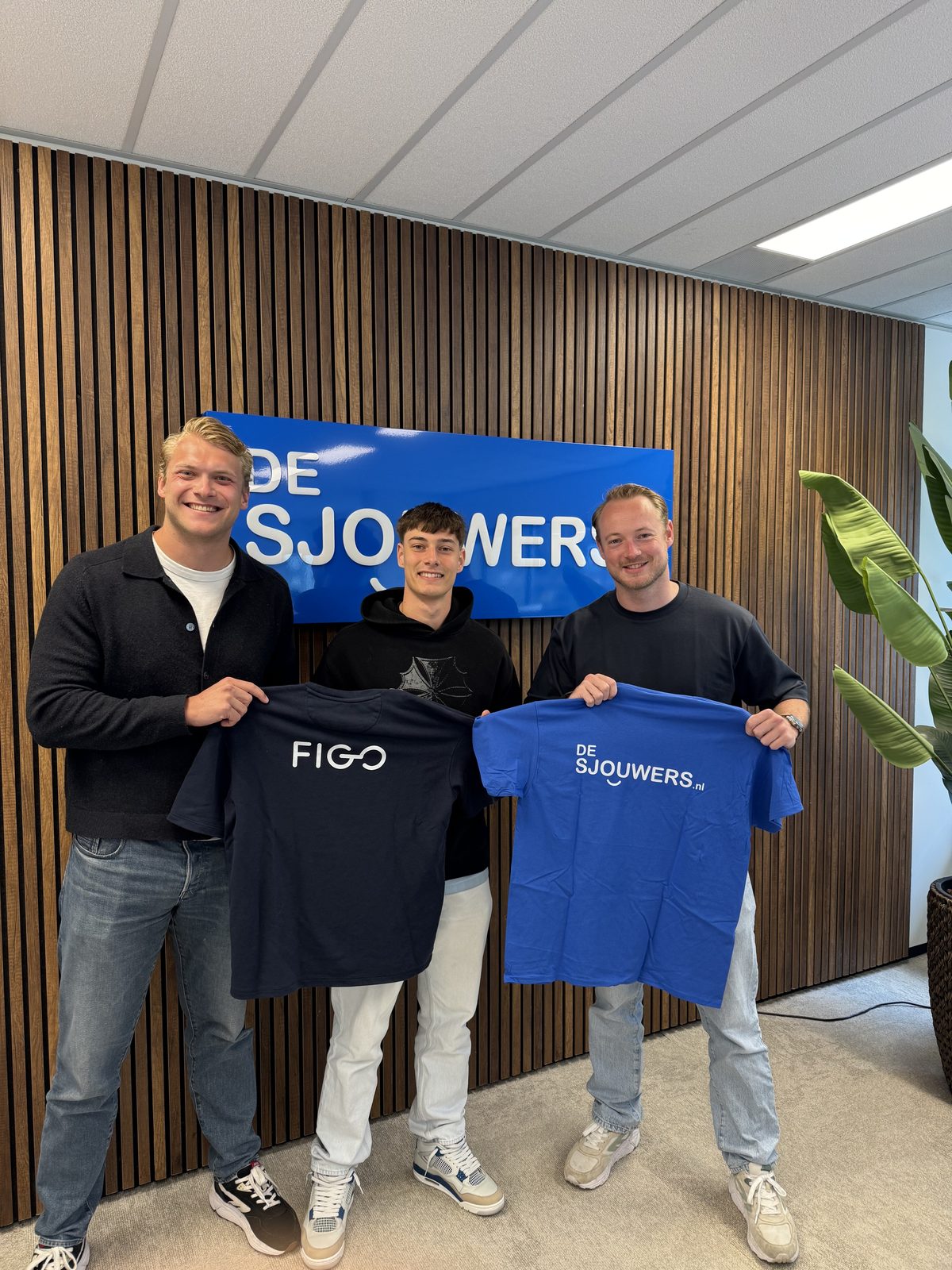 De Sjouwers en Figo met elkaars shirts op kantoor
